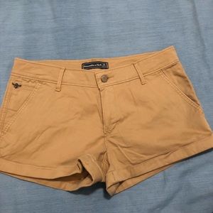 Kaki shorts new with out tags